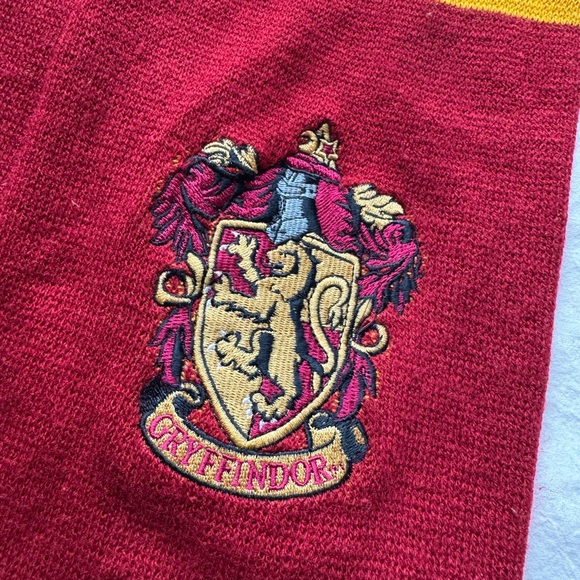 Official Universal Harry Potter Gryffindor Scarf - Picture 2 of 5